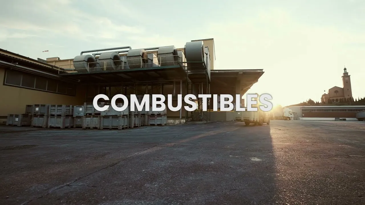 Fotograma del video: patio industrial al atardecer con el título «Combustibles»